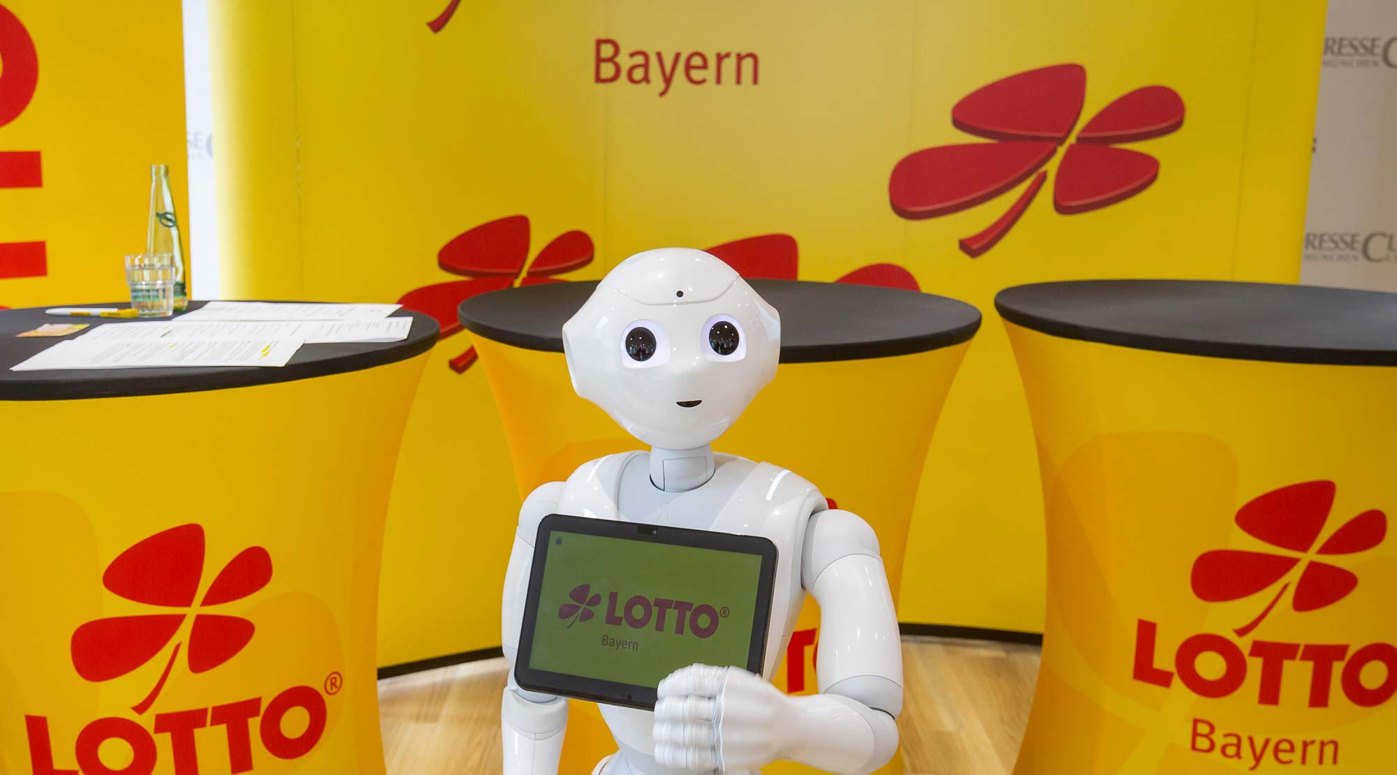 Lotti Pepper ist eine humanoide Roboter-Dame, die im Dienst der Staatlichen Lotterie- und Spielbankverwaltung Freude verbreitet.
