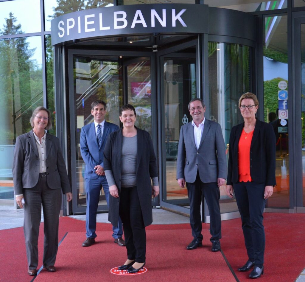 Bild der genannten Personen vor der Spielbank