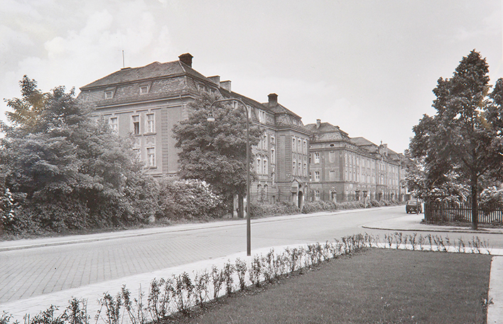 Links vorn im Bild: die erste Unternehmenszentrale der Staatlichen Lotterie- und Spielbankverwaltung in der Münchner Winzererstraße