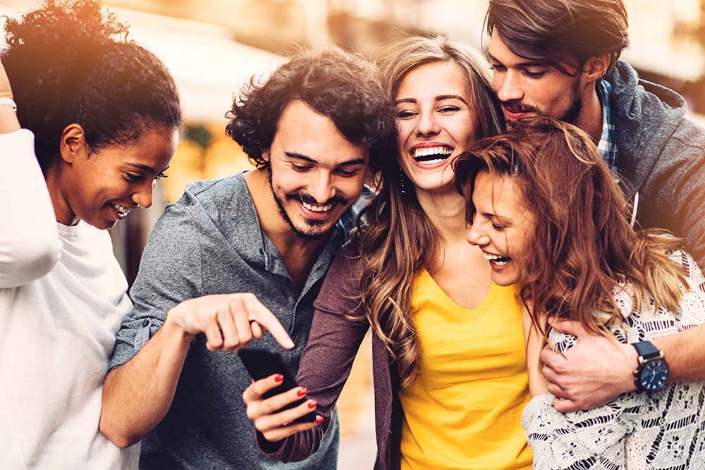 Symbolbild: Glückliche Menschen mit einem Smartphone