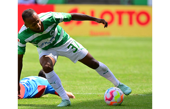 Das angehängte Bild ist unter der Quellenangabe „SPVGG GREUTHEJulian Green von der SpVgg Greuther Fürth vor einer LOTTO-Bande im Spiel gegen Holstein Kiel.