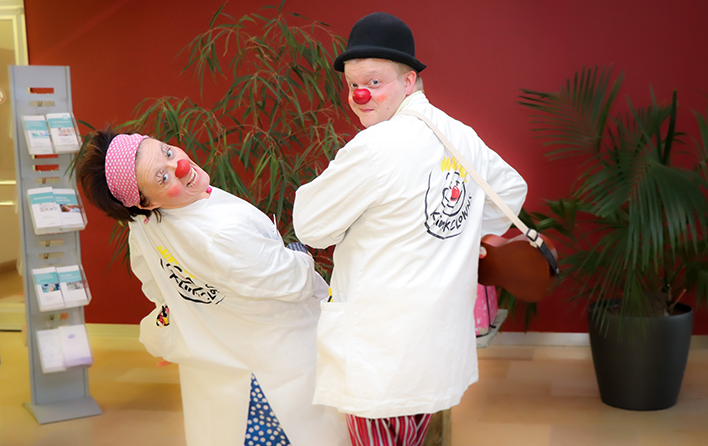 Die KlinikClowns "Kathi Strophe“ und „Muck“ auf „Visite“ in der RoMed Klinik Wasserburg (c) romedkliniken