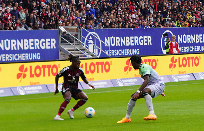 Es zeigt FCN-Stürmer Joseph Hungbo im Spiel gegen Hannover 96.