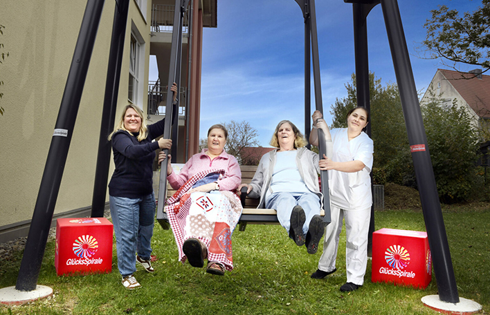 Erwachsenenschaukel des SeniorenWohnens in Altomünster. Foto: SLSV/Klaus Haag
