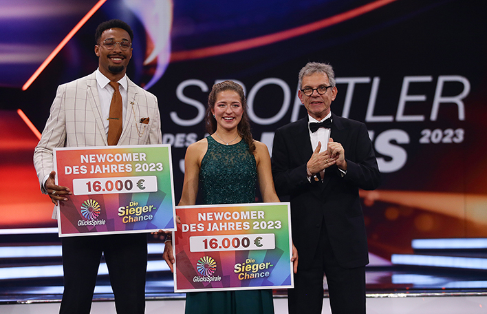 Ehrung Newcomer des Jahres 2023, von links nach rechts: Leo Neugebauer (1. Platz), Nathalie Armbruster (2. Platz), Claus Niederalt, der als Präsident der Staatlichen Lotterie und Spielbankverwaltung gratulierte und die Preise überreichte. Foto: Pressefoto Baumann/Volker Müller