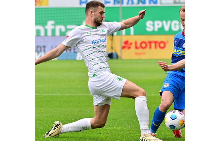 Das Foto ist unter der Quellenangabe „Sportfotografie Wolfgang Zink“ frei verwendbar. Der Greuther Fürther Spieler auf dem Foto heißt Dennis Srbeny.