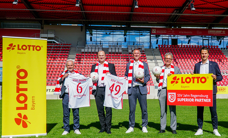 Von links: Hans Rothammer (Vorstandsvorsitzender SSV Jahn Regensburg), Albert Füracker (Bayerischer Staatsminister der Finanzen und für Heimat), Achim Beierlorzer (Geschäftsführer Sport des SSV Jahn Regensburg), Claus Niederalt (Präsident der Staatlichen Lotterie- und Spielbankverwaltung) und Philipp Hausner (kaufmännischer Geschäftsführer des SSV Jahn Regensburg).