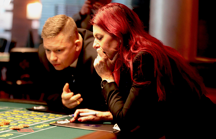 Croupier Lukas Vanik und Croupière Annette Radauer, die Gewinnerin des Side-Events „Best Mathematician“ bei der „Bavarian Dealer Championship“ 2025. Das Bild darf unter Bildnachweis SLSV in Zusammenhang mit der „Bavarian Dealer Championship“ veröffentlicht werden.