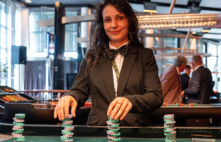 Kateryna Rulova beim Stapeln von Chips bei der German Dealer Championship 2025. Foto © SLSV/Klaus Haag
