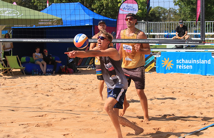 Spielszene Beachvolleyball. Foto: Gerwig Löffelholz/Bayerischer Volleyball-Verband