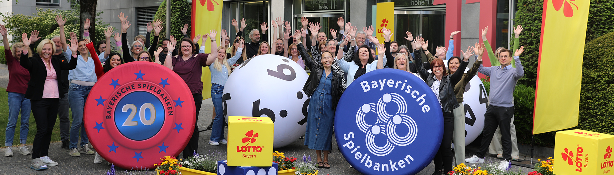 Headerbild Belegschaft SLSV am Weltbienentag 2025 – Beedabei. Foto: SLSV