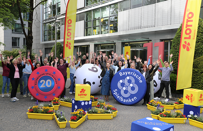 Headerbild Belegschaft SLSV am Weltbienentag 2025 – Beedabei. Foto: SLSV