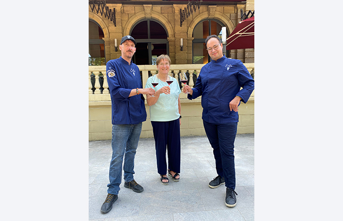 Spielbankdirektorin Marina Klein mit den neuen Pächtern des Restaurants Dominik Bils (links) und Julian Prakash. Foto: SLSV