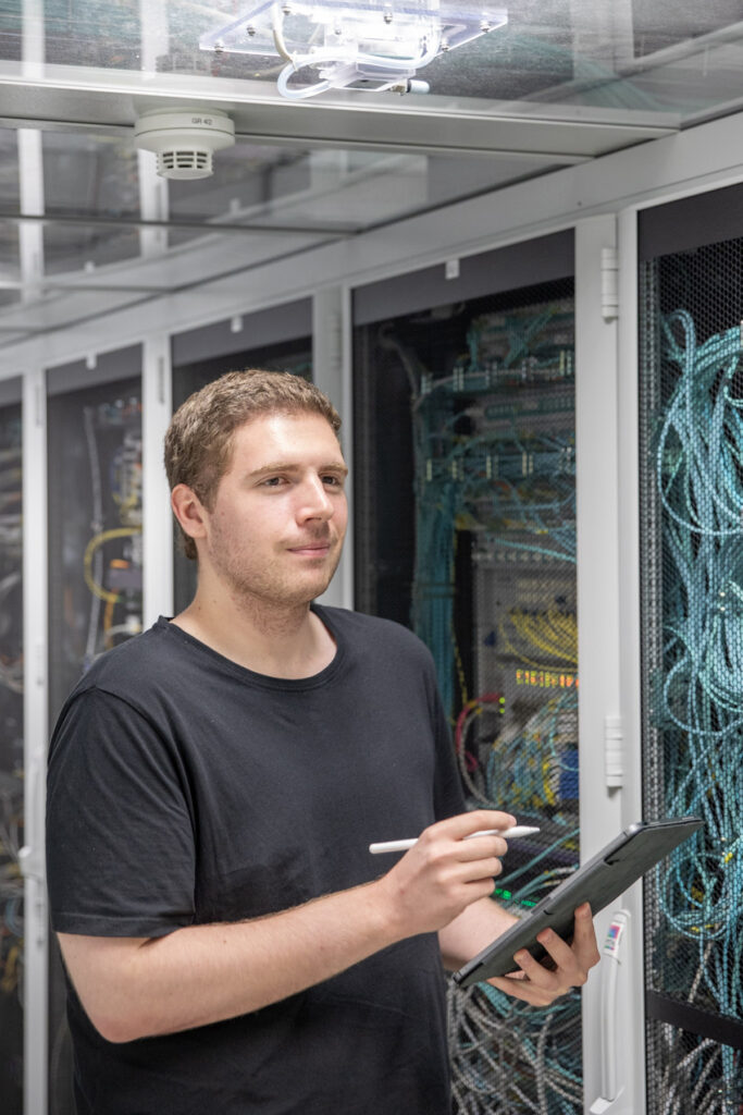 Ein IT-Systemmanager der SLSV bei der Arbeit. Foto: SLSV
