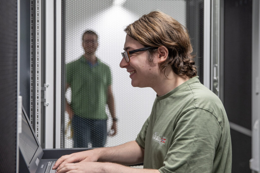 IT-Personal der SLSV bei der Arbeit. Foto: SLSV