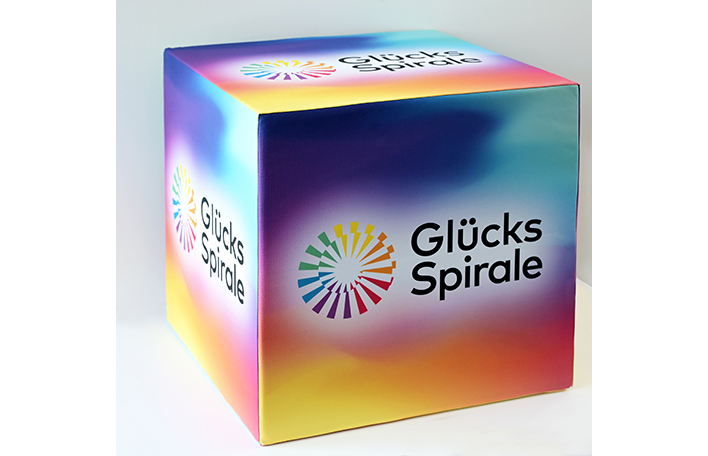 Sitzwürfel mit Logo der GlücksSpirale. Foto: SLSV
