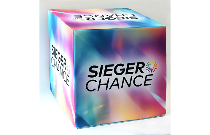 Sitzwürfel mit dem Logo der SIEGER CHANCE. Foto: SLSV