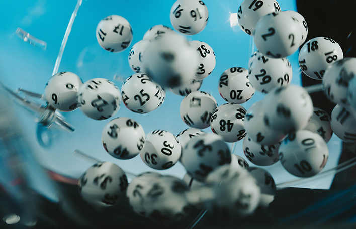 Lottokugeln im Ziehungsgerät. Foto: Anton Minayev