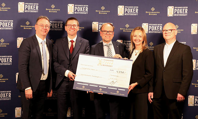 Herbert Lindörfer (Zweiter Vorsitzender des Evangelischen Vereins für Gemeindediakonie Feuchtwangen e. V.), Thorsten Müller (Spielbankdirektor Feuchtwangen), Joachim Buchwieser (Vizepräsident der Staatlichen Lotterie- und Spielbankverwaltung), Irina Reim (Geschäftsführerin des Evangelischen Vereins für Gemeindediakonie Feuchtwangen e. V.), Wigbert Lehner (Erster Vorsitzender des Evangelischen Vereins für Gemeindediakonie Feuchtwangen e. V.) . Foto: SLSV