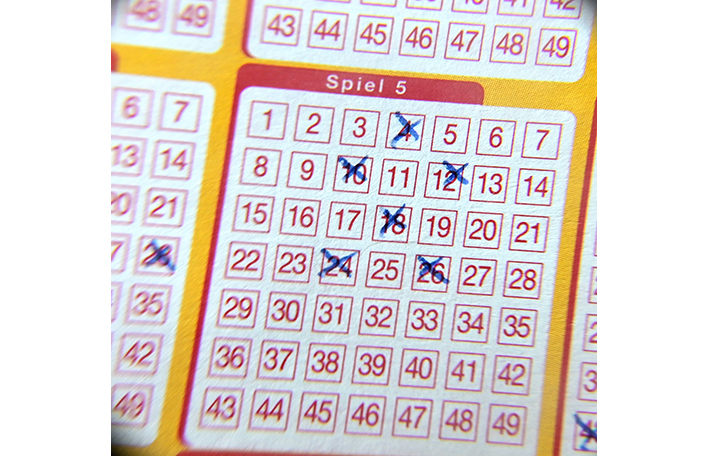 Nahaufnahme eines angekreuzten Spielkästchens auf einem LOTTO 6aus49 Spielschein. Foto: SLSV