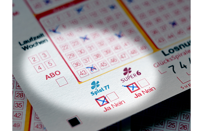 Spielschein LOTTO 6aus49 mit Spiel 77 und SUPER 6 angekreuzt. Foto: SLSV