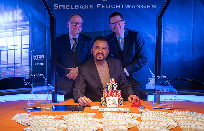 Bayerns Pokermeister 2025 Yasin Varol am Final Table der 10. Spielbanken Bayern Pokermeisterschaft 2025 in der Spielbank Feuchtwangen (links außen: Joachim Buchwieser – Vizepräsident der Staatlichen Lotterie- und Spielbankverwaltung, rechts außen: Thorsten Müller – Direktor der Bayerischen Spielbank Feuchtwangen). Foto: SLSV