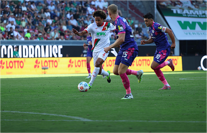 Spielszene FC Augsburg gegen Mainz 05, links FCA-Spieler Han-Noah Massengo