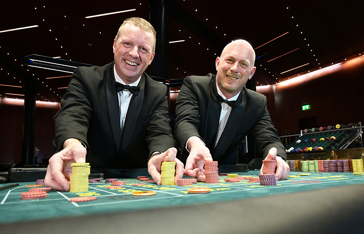 Klaus Straßl und Alexander Wöller, Croupiers der Spielbank Bad Füssing. Foto: SLSV