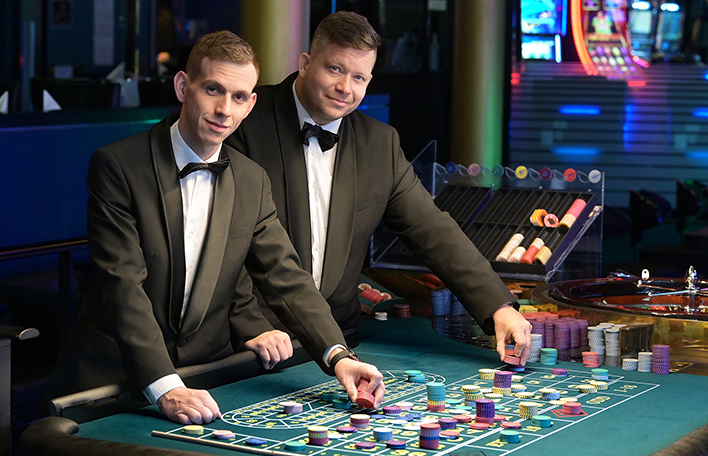 Martin Pudil und Lukas Vanik, Croupiers der Spielbank Bad Kötzting. Foto: SLSV