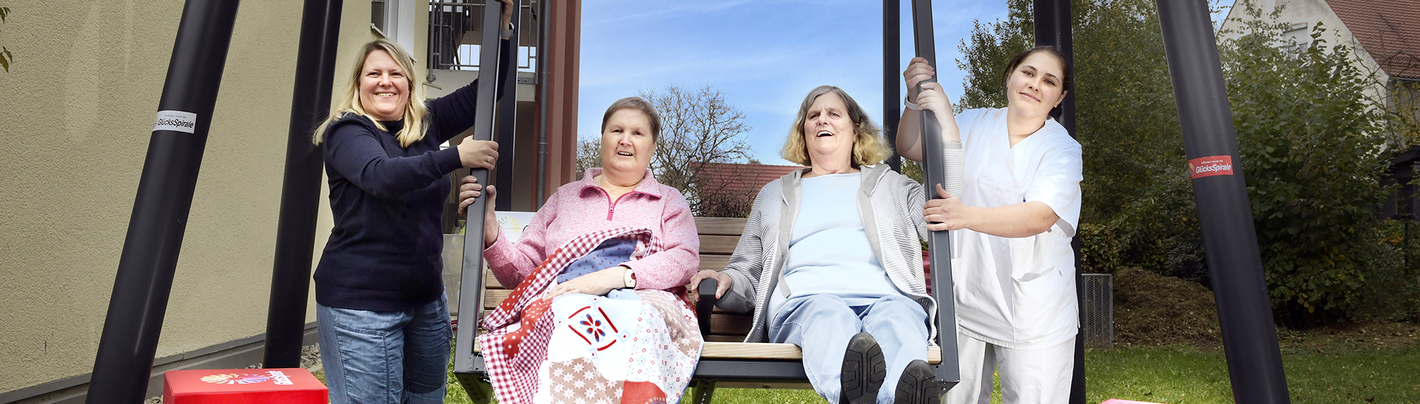 Erwachsenenschaukel beim SeniorenWohnen in Altomünster. Foto: SLSV/Klaus Haag