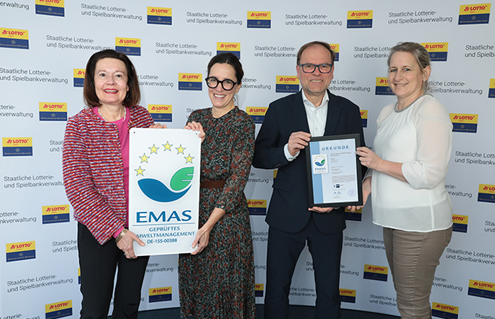 Im Bild von links nach rechts: Dr. Carolin Kerschbaumer, Präsidentin der Staatlichen Lotterie- und Spielbankverwaltung, Gerti Oswald, Geschäftsführerin BIHK e.V., Joachim Buchwieser, Vizepräsident der Staatlichen Lotterie- und Spielbankverwaltung, Susanne Kneißl-Heinevetter, Referentin Umweltmanagementsysteme, CSR und Leitung Registrierstelle EMAS IHK für München und Oberbayern bei der Übergabe der EMAS-Zertifizierungsurkunde. Foto: SLSV