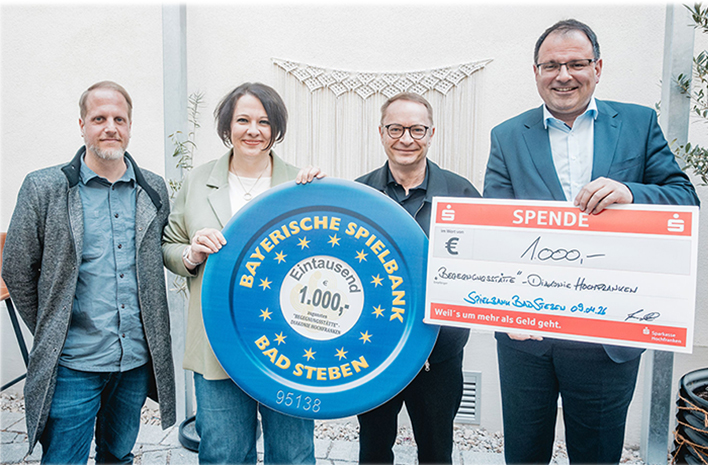 Spielbankdirektor der Spielbank Bad Steben und Finanz- und Heimatstaatssekretär überreichen symbolischen Spendenscheck an die Projektpartner.