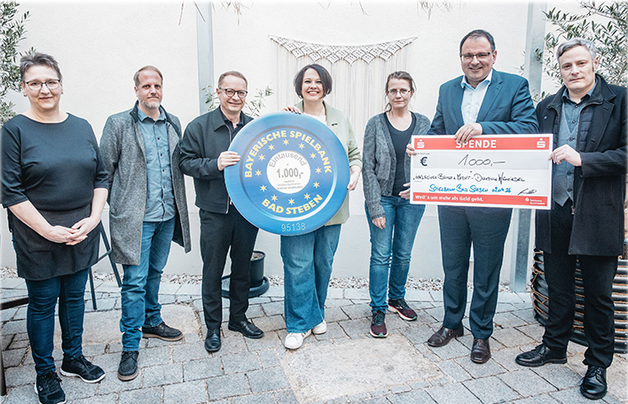 Finanz- und Heimatstaatssekretär mit und Spielbankdirektor der Spielbank Bad Steben Udo Braunersreuther übergeben mit einem symbolischen Spendenscheck den Erlös des Charity-Roulettes an die Vertreter der Projekte.
