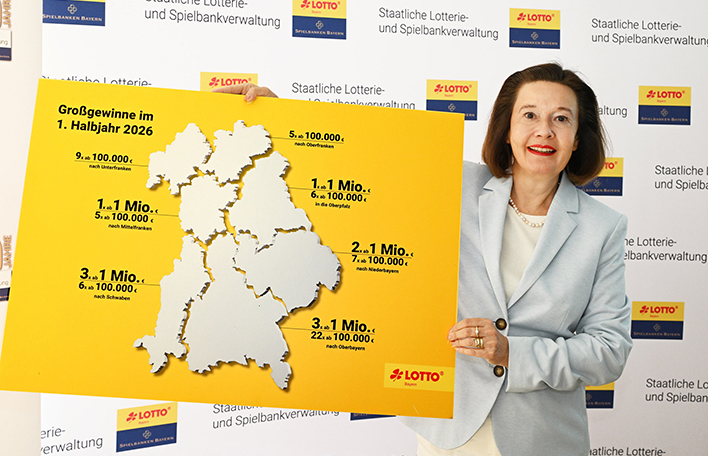 Dr. Carolin Kerschbaumer, Präsidentin der Staatlichen Lotterie und Spielbankverwaltung, mit der aktuellen Glückskarte von LOTTO Bayern. Foto: SLSV