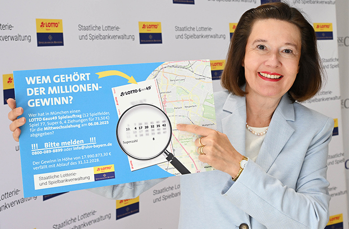 Dr. Carolin Kerschbaumer, Präsidentin der Staatlichen Lotterie und Spielbankverwaltung, mit Schild "Wem gehört der Millionengewinn?". Foto: SLSV
