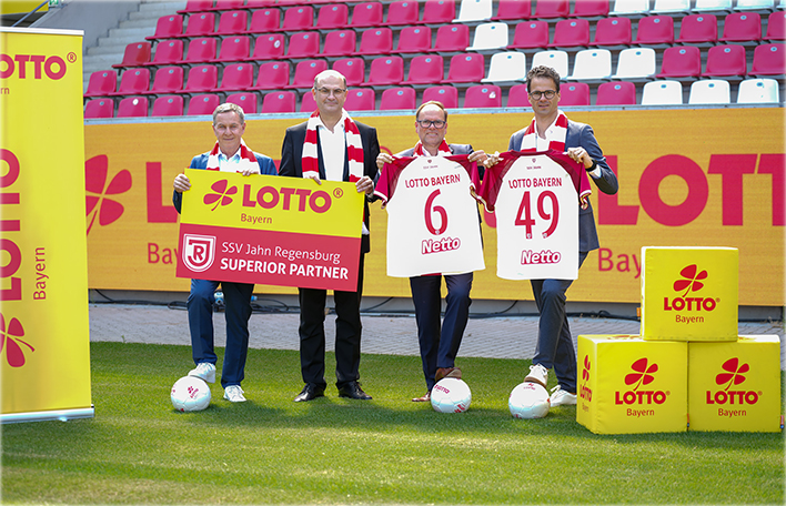 Von links: Günter Hödl (Vorstandsvorsitzender SSV Jahn Regensburg e.V.), Albert Füracker (Bayerischer Staatsminister der Finanzen und für Heimat), Joachim Buchwieser (Vizepräsident der Staatlichen Lotterie- und Spielbankverwaltung), Philipp Hausner (Geschäftsführer des SSV Jahn Regensburg).