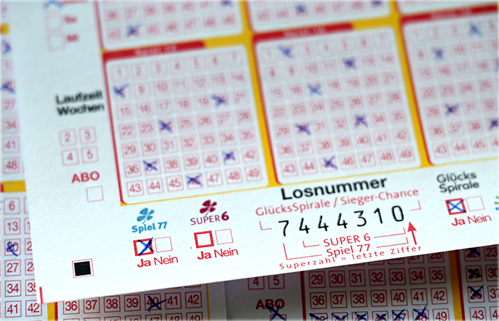 Spielschein LOTTO 6aus49 mit Spiel 77 und SUPER 6 angekreuzt. Foto: SLSV