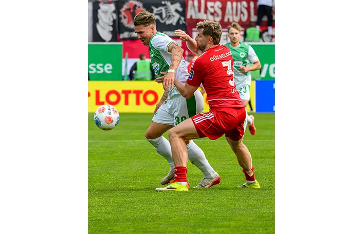 Felix Klaus von der SpVgg Greuther Fürth im Zweikampf mit Christopher Lenz von Fortuna Düsseldorf. Das angehängte Foto kann unter der Quellenangabe „Sportfoto Zink Pyrbaum“ verwendet werden. Foto: Sportfoto Zink Pyrbaum