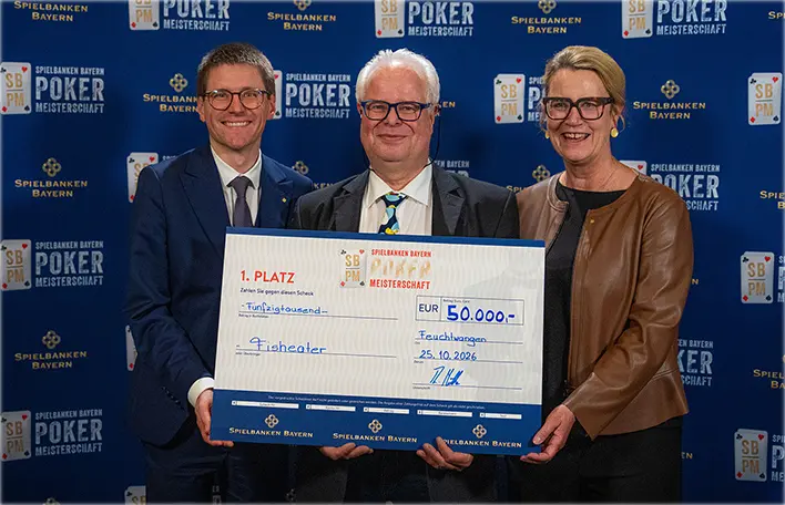 Fisheater ist 11. Spielbanken Bayern Pokermeiste. Claudia Böhm, Abteilungsleitung der Spielbanken Bayern, sowie Thorsten Müller, Spielbankdirektor der Spielbank Feuchtwangen, gratulieren.