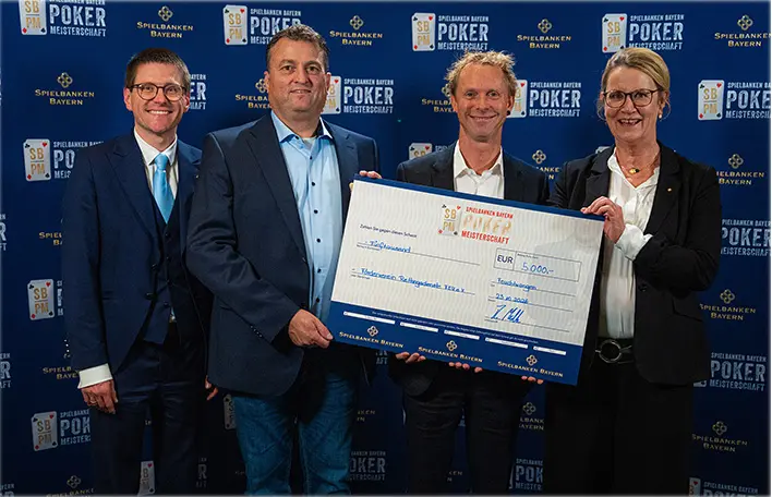 Charity-Scheckübergabe: Thorsten Müller - Spielbankdirektor Feuchtwangen, Dirk Zeltner, Dr. Markus Göhring, Claudia Böhm - Abteilungsleiterin Spielbanken der SLSV